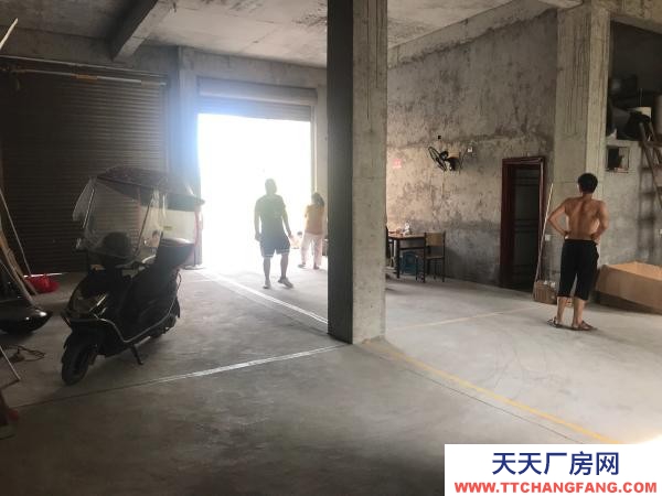 郴州市臨武區 馬路旁，可進大車，前面大操場