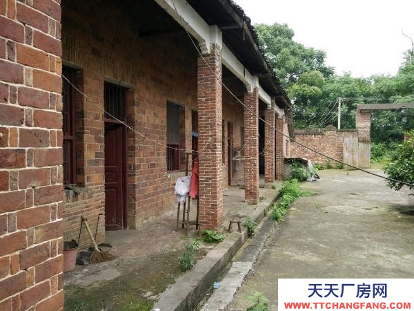 永州市祁陽(yáng)區(qū)廠房出租 廠房倉(cāng)庫(kù)出租:祁陽(yáng)市觀音灘322國(guó)道旁,四周有圍墻,交通便捷