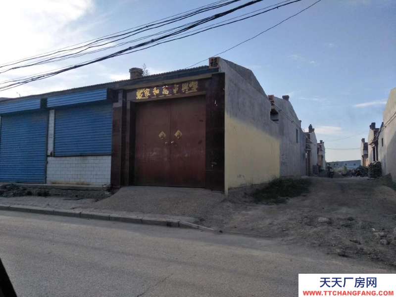 (出售) 房子三上三下小院一外，鄰街，大路邊，出路寬。居住，商用，