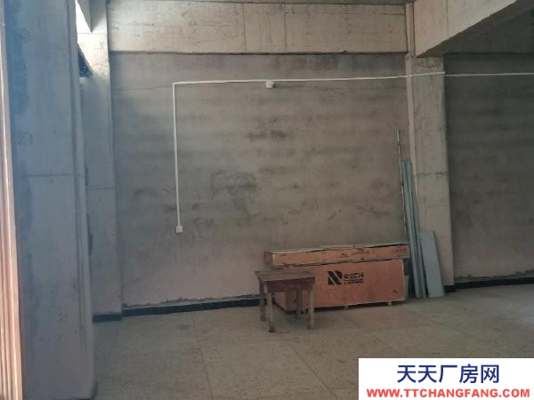 永州市祁陽(yáng)區(qū)物資倉(cāng)庫(kù) 房子位置于荷塘二小區(qū)隔壁，兩邊都可通車(chē)