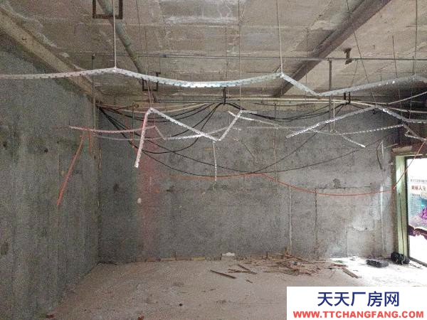 婁底市婁星物資倉庫 在婁底沃爾瑪超市旁，交通便利，方便停車卸貨。