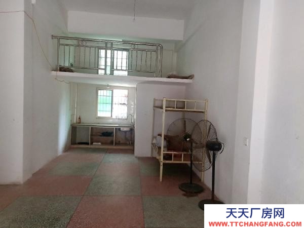 婁底市婁星物資倉庫 婁底市春暉學(xué)校旁，梅子灣移民區(qū)，交通便利，可做倉庫，。