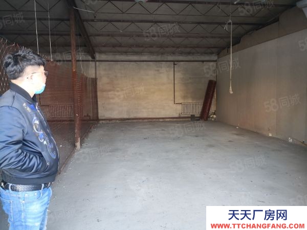 松北大道與龍川路交口的300米車庫 暖庫倉庫出租