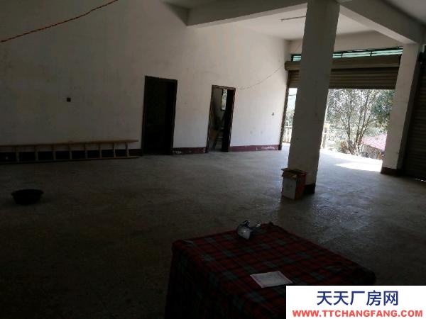 婁底市漣源物資倉庫 交通方便，位置好，門前有個大坪方便停車。