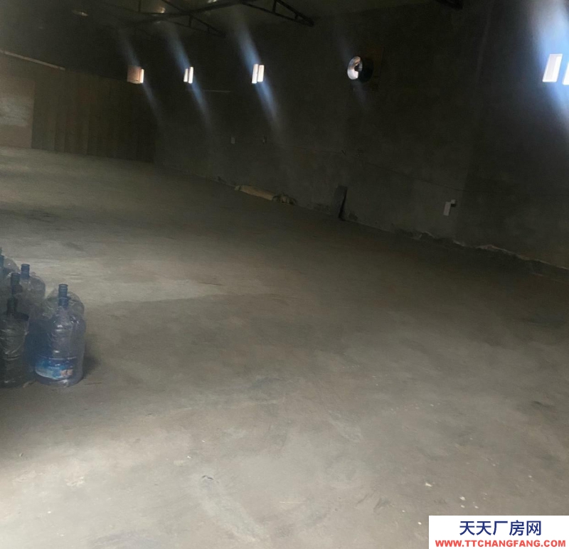 張家口 橋西 方便食品廠房 (出租) 東辛莊，南環往南，明湖往西，交通便利，大車進出方便。