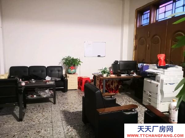 湘西市吉首物資倉庫 高新區宏達廣場周邊，交通便利，車可以開到門口