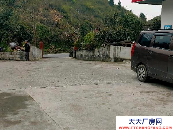 湘西市鳳凰機加工廠房 交通方便，混泥土地面。