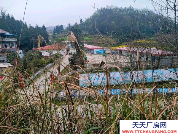 湘西市鳳凰機加工廠房 交通方便，混泥土地面。