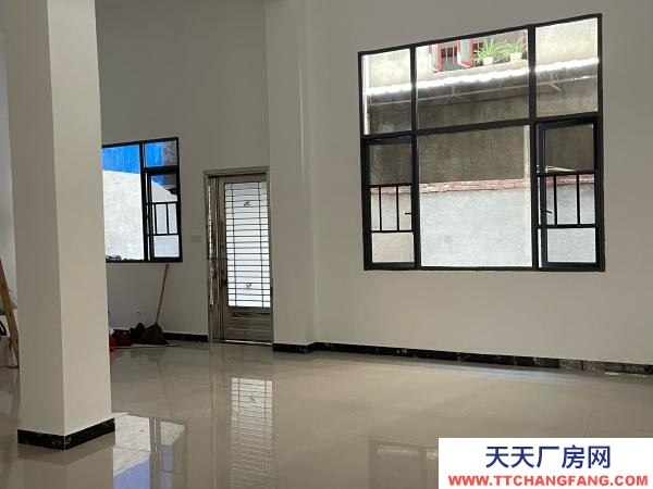 張家界市慈利物資倉庫 一樓門面120平方米，水電齊全，有衛生間，洗手臺