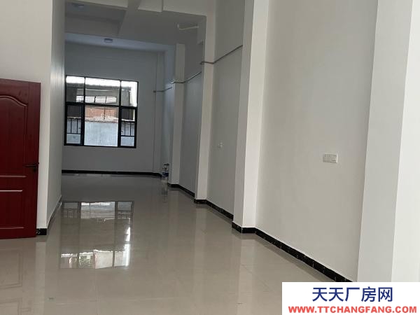 張家界市慈利物資倉庫 一樓門面120平方米，水電齊全，有衛生間，洗手臺