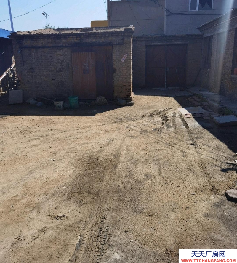 (出售) 包頭該大院可老年、可置換樓房，小型養殖、小手工作坊、等。