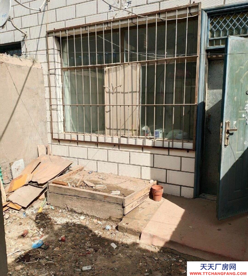 (出售) 包頭正房二樓，帶南房，有小院，有走廊，水電齊全，獨(dú)門獨(dú)戶。