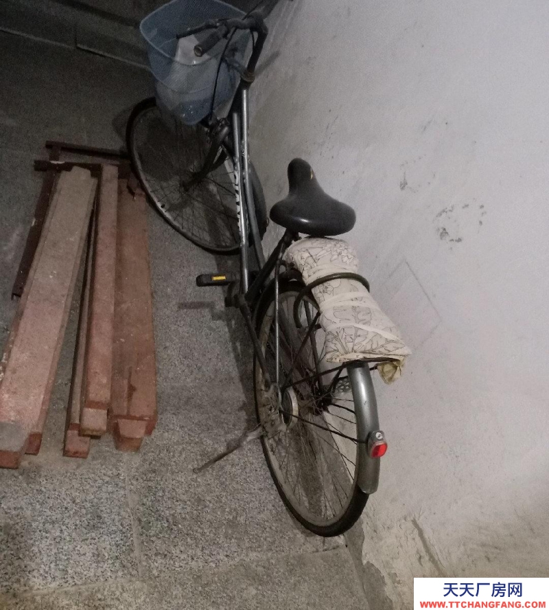 (出售) 包頭居然警苑東區院內車庫，可做車庫也可做庫房使用