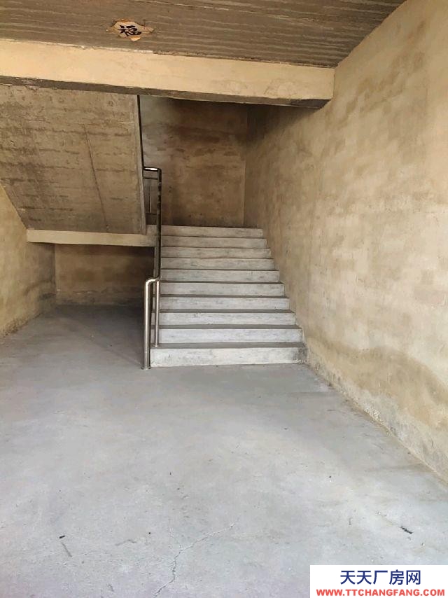 滄州 運河(出租) 共三層，車輛進出方面，緊鄰公路