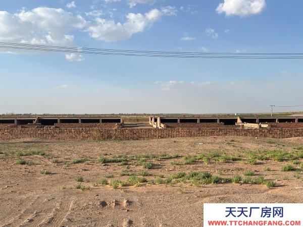 吳忠市鹽池養(yǎng)殖廠 養(yǎng)殖方便快捷，可養(yǎng)羊，養(yǎng)雞。草料房，洗羊池，水井，住宅區(qū)都有