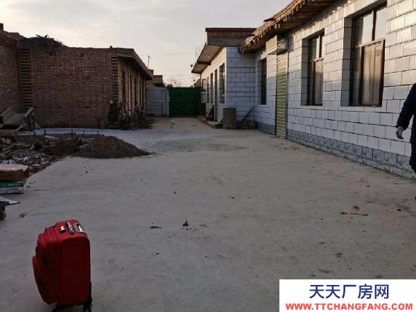 中衛市沙坡頭物資倉庫  渡口二隊回鄉大院對面有100、300和500平方等庫房出租，