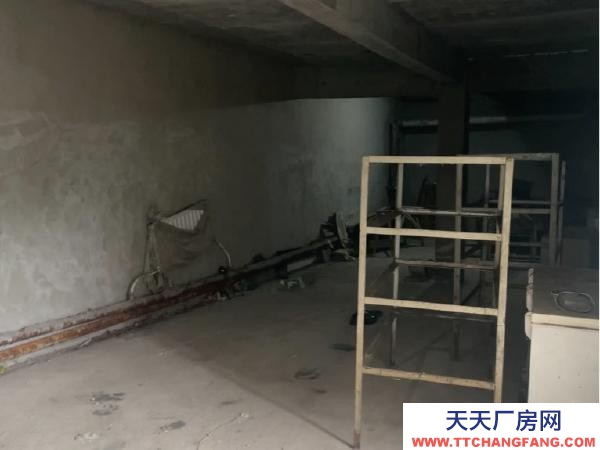 雞冠人家樓下大庫(kù)，可停4臺(tái)車(chē)，可當(dāng)庫(kù)房，暖庫(kù)