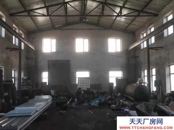 工農(nóng)機(jī)加工廠(chǎng)房?jī)?nèi)有吊車(chē)，能進(jìn)大車(chē)，三相動(dòng)力電，前面有門(mén)房300平方。