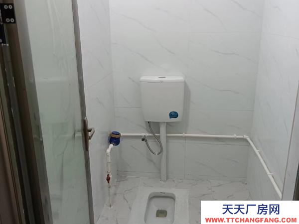 贛州市信豐物資倉庫 房屋出租，一樓可辦公、住人，獨(dú)立衛(wèi)生間。制衣、窗簾加工