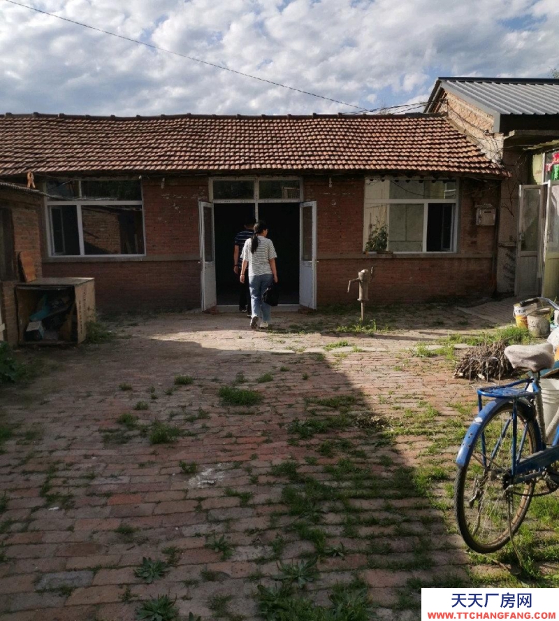承德 圍場(chǎng)(出租) 通祥街臨街400平大院,貨車可進(jìn)院。