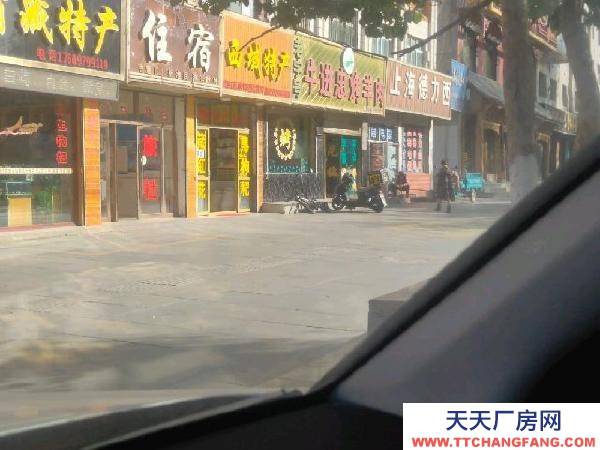 格爾木江源路東市場對面，是兩個后院。