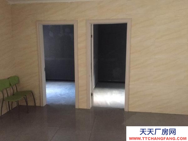 九江市瑞昌物資倉庫 (出租) 該房位于瑞昌市柳湖公園，建設銀行旁，一樓，做倉庫非常方便