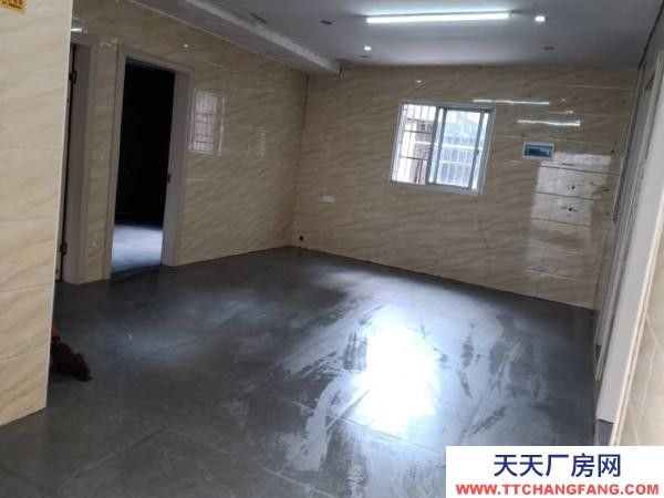 九江市瑞昌物資倉庫 (出租) 該房位于瑞昌市柳湖公園，建設銀行旁，一樓，做倉庫非常方便