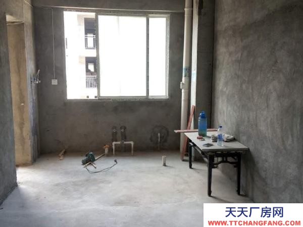 九江市修水物資倉庫 以前買的車庫 簡單裝修通水電 有單人床和桌子衛(wèi)生間