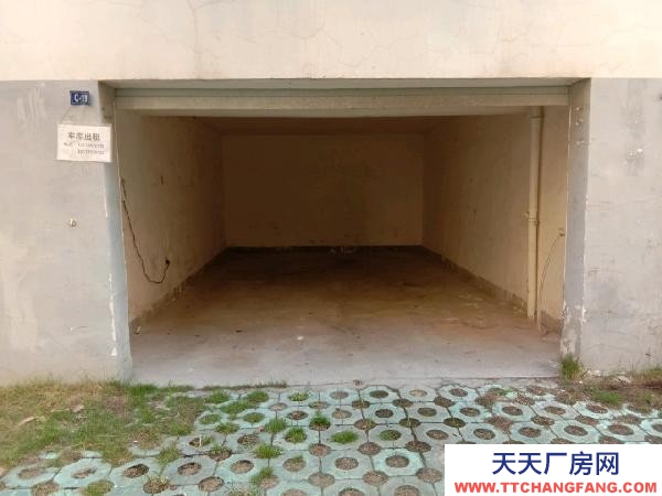 宜春市袁州物資倉庫 車庫前面還有停車位，價格便宜，停車或放貨物的理想選擇。