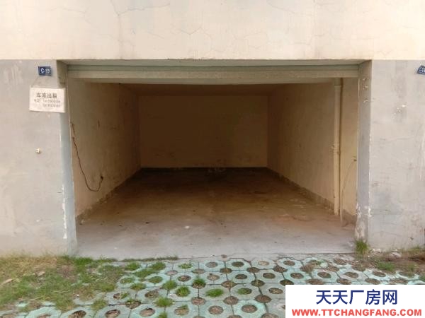 宜春市袁州物資倉庫 車庫前面還有停車位,價(jià)格便宜,停車或放貨物的理想選擇。