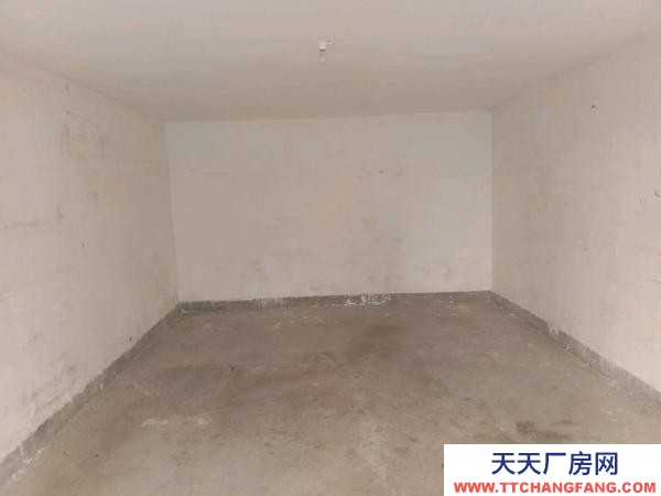 宜春市袁州物資倉庫 車庫前面還有停車位,價(jià)格便宜,停車或放貨物的理想選擇。