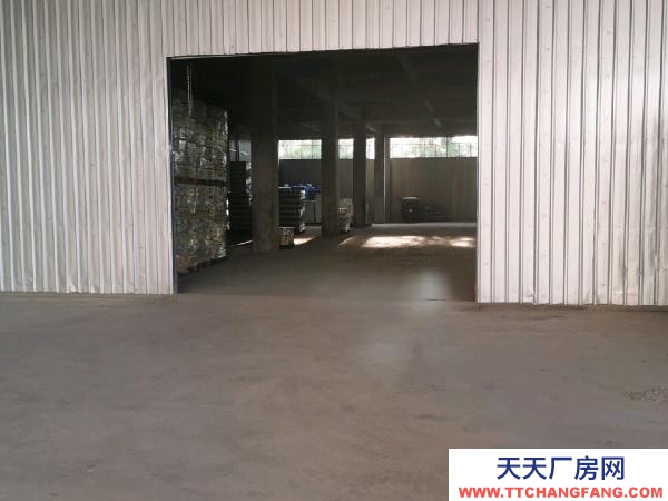 宜春市樟樹物資倉庫 六碼頭散貨場，有鐵路專用線直通庫房里。