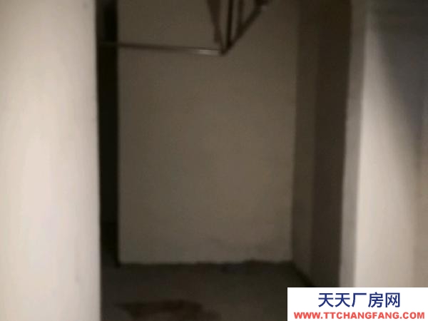 宜春市高安物資倉庫 地下儲藏間，小車進出很方便