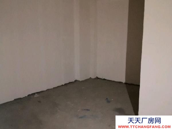 宜春市高安物資倉庫 地下儲藏間，小車進出很方便