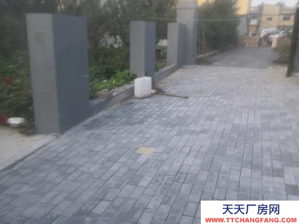 站前平房帶大院，用于廠房、倉庫等。有水電，封閉院。