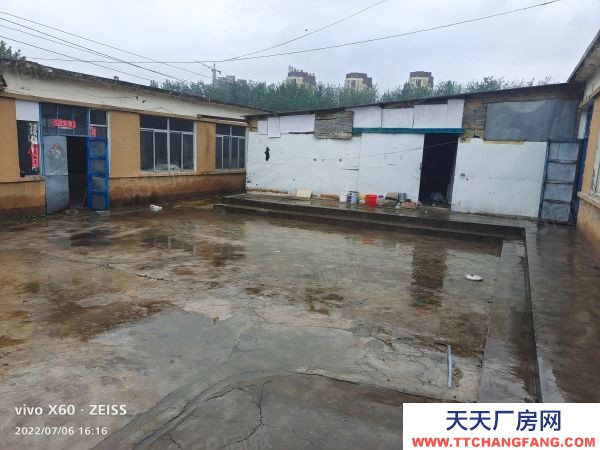 大洼東側(cè)廠房1000平，北側(cè)廠房600平，辦公樓二層共360平。