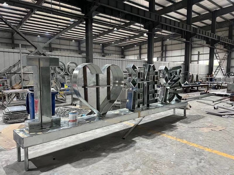 (出租)經(jīng)開區(qū)800鋼結構帶雨棚 帶5噸行車,適合加工倉儲辦公!