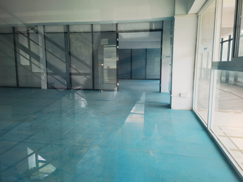 松江車墩二樓小面積辦公場(chǎng)地明亮有隔層