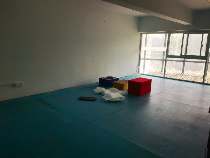 松江車墩二樓小面積辦公場(chǎng)地明亮有隔層