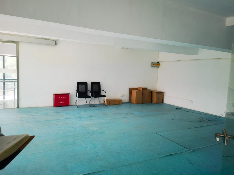 松江車墩二樓小面積辦公場(chǎng)地明亮有隔層