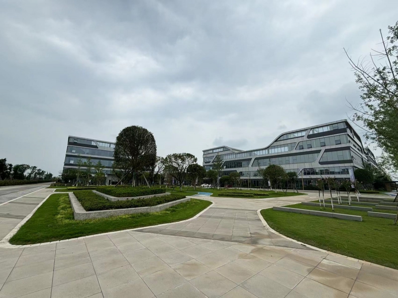 可噴漆噴塑，可辦證，可分租 目前園區招商行業不限種類可以辦理入園—可以噴漆噴塑 個別企業可以申請補貼 廠房都是全新亮相水電氣齊全，交通方便，8條車道。 獨門獨院，獨門獨棟各種戶型均有、50年產權可以分