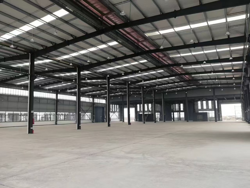 單層鋼結(jié)構(gòu)廠房出售、出租，層高12.8米，售價、租金可面議，高速2公里