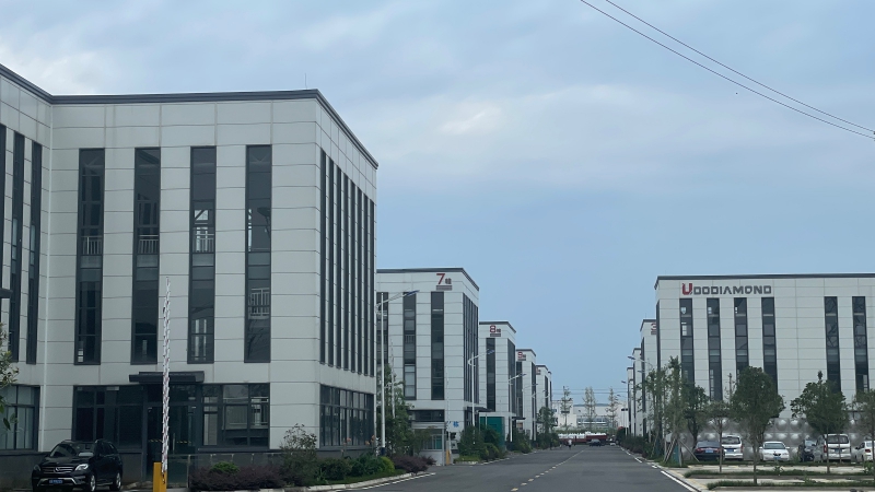 單層鋼結構廠房出售、出租,層高12.8米,售價、租金可面議,高速2公里