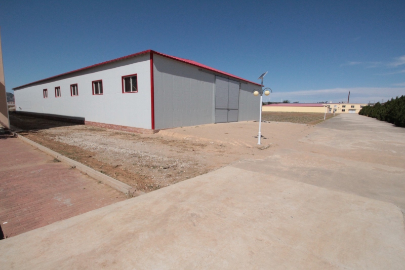 遼寧朝陽21000平廠房場地出租出售,水電齊全,臨近高速口,可多方式參與。